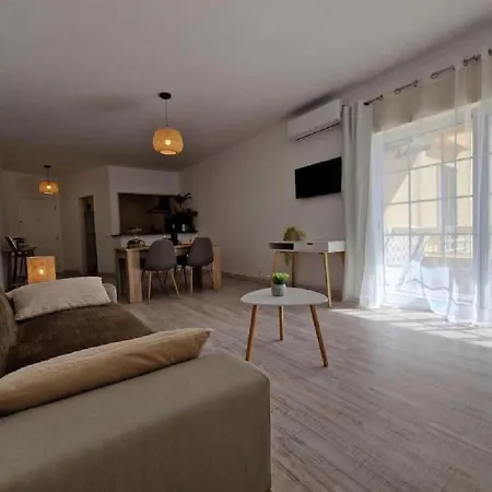 Modern Flat With Sea View And Direct Access Апартаменти