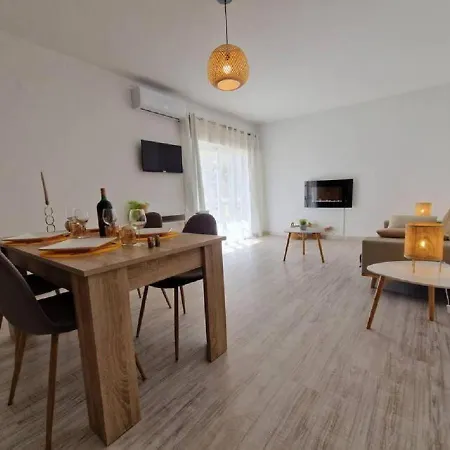 Апартаменти Modern Flat With Sea View And Direct Access Портіман