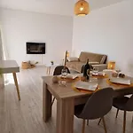 דירה Modern Flat With Sea View And Direct Access *